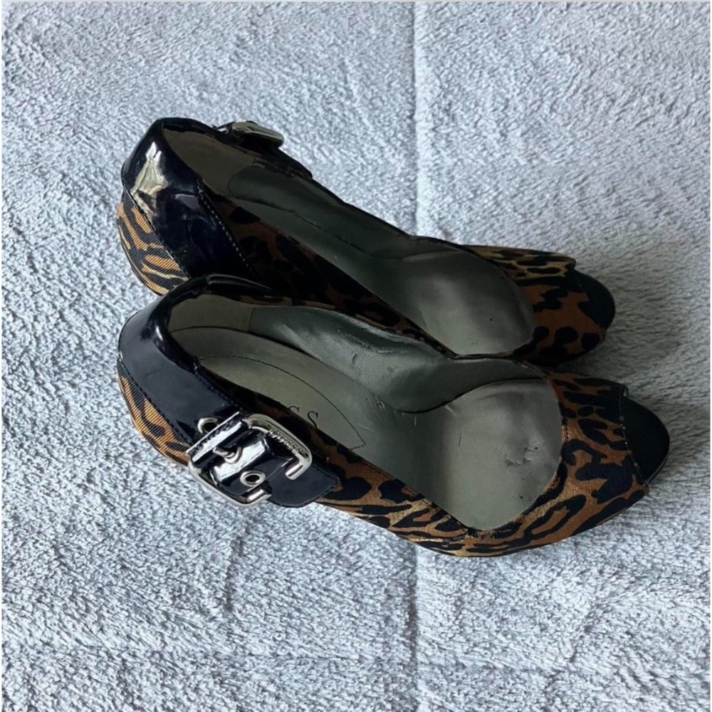 GUESS - Picture 3 of 3